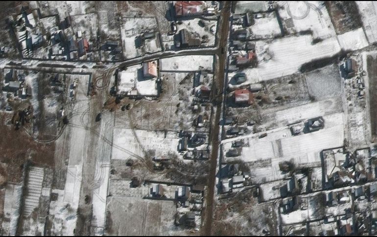 Imagen satelital de tropas desplegadas en Ozera, cerca del aeropuerto de Antonov. EFE/Maxar Technologies