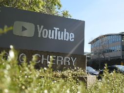 Las normas internas del portal de videos prohíben contenidos que minimicen eventos violentos bien documentados. AFP/ARCHIVO