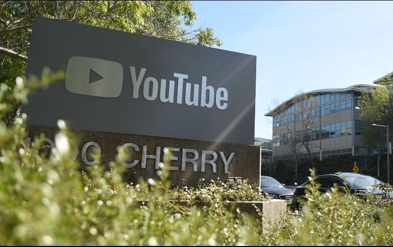 Las normas internas del portal de videos prohíben contenidos que minimicen eventos violentos bien documentados. AFP/ARCHIVO