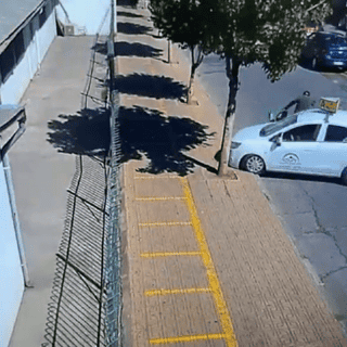 Mujer protagoniza accidente doble tramitando licencia de conducir (VIDEO)