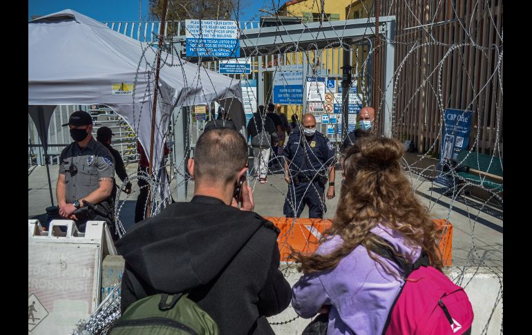 Grupos de familias provenientes de Rusia y Ucrania esperan en la garita de de San Ysidro obtener asilo en EU. EFE/J. Terriquez