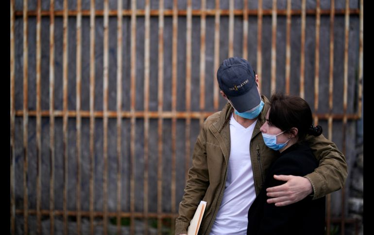 Mujer ucraniana espera junto a su prometido estadounidense en la frontera de Tijuana para pedir asilo a EU. EFE/J. Terriquez