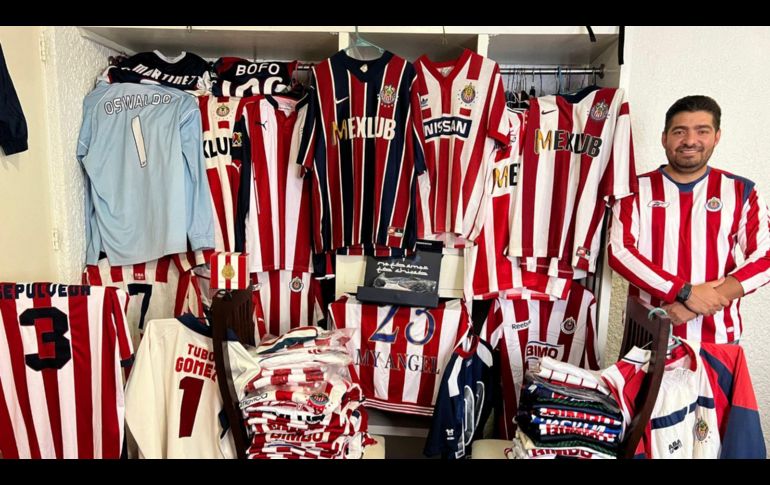 El tapatío Juan Antonio Pinto vive en la Ciudad de México, pero viene a Guadalajara cuando juegan las Chivas. En la imagen, con sus más de 250 playeras de su equipo. EL INFORMADOR / E. GÓMEZ