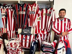 El tapatío Juan Antonio Pinto vive en la Ciudad de México, pero viene a Guadalajara cuando juegan las Chivas. En la imagen, con sus más de 250 playeras de su equipo. EL INFORMADOR / E. GÓMEZ