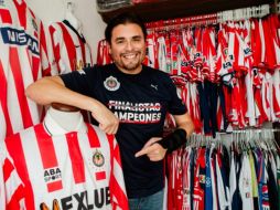 Ricardo Ortiz ha coleccionado más de 500 jerseys de las Chivas y cualquier publicación de su equipo. EL INFORMADOR/ G. GALLO