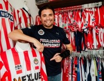 Ricardo Ortiz ha coleccionado más de 500 jerseys de las Chivas y cualquier publicación de su equipo. EL INFORMADOR/ G. GALLO