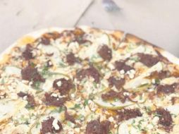 Pizza spicy Lucas, con pato adobado con chiles secos y tequila. ESPECIAL