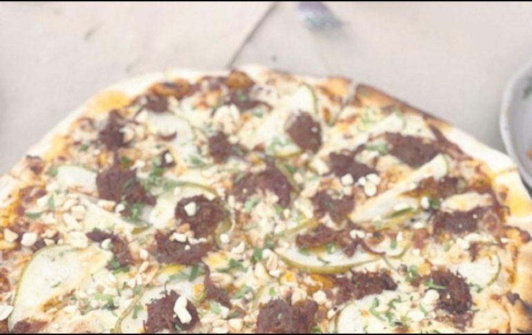 Pizza spicy Lucas, con pato adobado con chiles secos y tequila. ESPECIAL