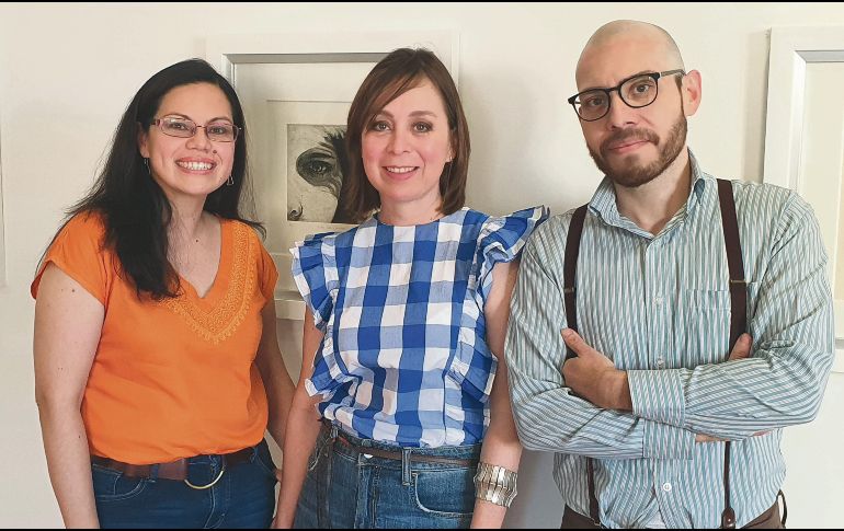 Las artistas Deny Blu y Jessica Gadga posan en compañía del curador, Joaquín Sánchez Román. EL INFORMADOR/R. Solís