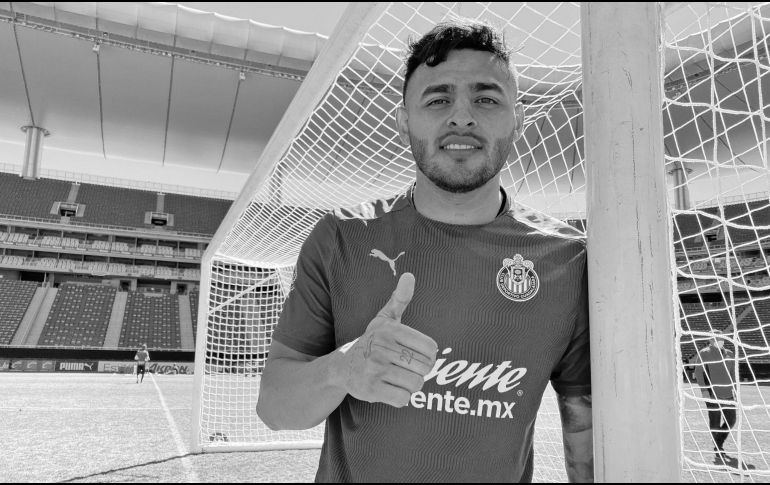 Sin colores. Chivas y América lanzaron una campaña hacia sus aficionados para asistir de blanco al Akron. TWITTER/@chivas