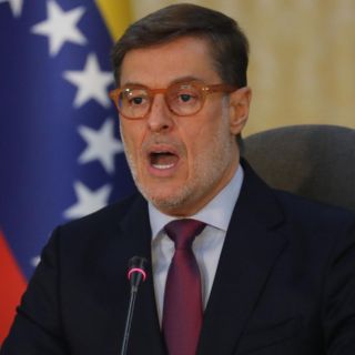 Venezuela se dice "aliado" de Rusia, pero está abierto a negocios con EU