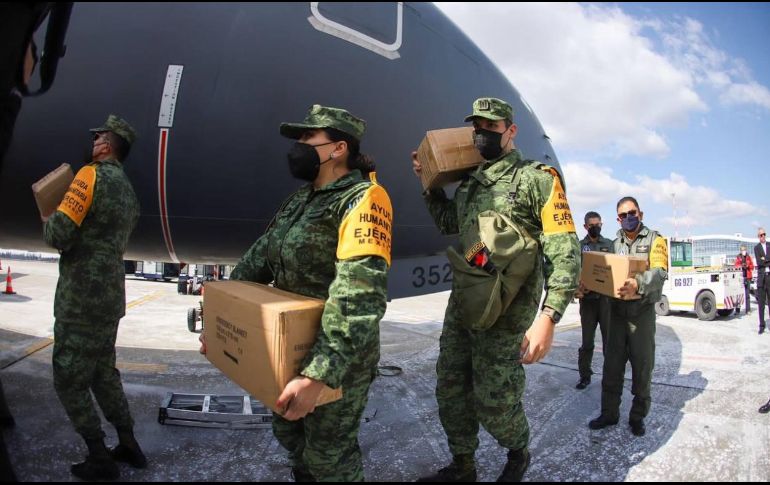Elementos del Ejército mexicano descargan ayuda para los refugiados en Rumania la mañana de este sábado. TWITTER / @m_ebrard