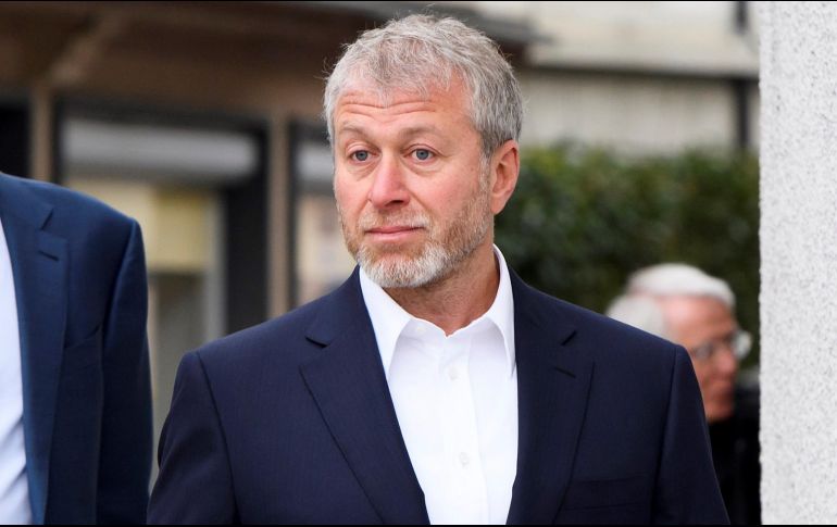 Los activos de Roman Abramovich quedan congelados, por lo que el equipo no puede generar ningún tipo de ingreso a través de la venta de entradas, mercancía y por operaciones de jugadores. EFE / ARCHIVO