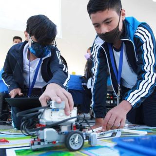 Participan 60 escuelas en concurso de robots en Guadalajara
