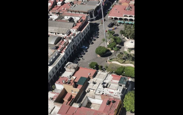 El lugar es vigilado también vía aérea. En la imagen, la presidencia municipal de Tamazula de Gordiano con más elementos de seguridad. ESPECIAL