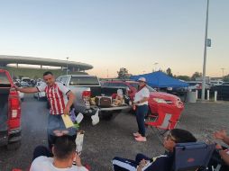 Aficionados se reunieron en la previa al partido con buen rollo y una buena carnita asada. EL INFORMADOR/J. Robles
