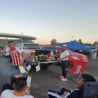 ¡Ambientazo! Conviven con carne asada en el Clásico