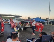 Aficionados se reunieron en la previa al partido con buen rollo y una buena carnita asada. EL INFORMADOR/J. Robles