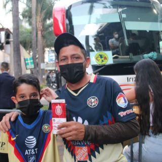 ¡Detallazo! Roger Martínez regaló tres boletos a familia para el Clásico