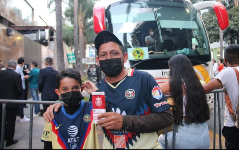 Bernardo Maldonado fue el beneficiado con tres tickets; piensa ir él y sus dos hijos, para disfrutar del Clásico Nacional. EL INFORMADOR/E. Gómez