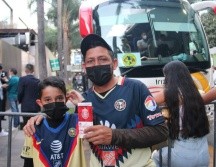 Bernardo Maldonado fue el beneficiado con tres tickets; piensa ir él y sus dos hijos, para disfrutar del Clásico Nacional. EL INFORMADOR/E. Gómez