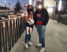 Ana y Alberto decidieron dejar el coche para llegar más rápida y económicamente al estadio Akron para ver el partido de Chivas vs América. EL INFORMADOR Y. MORA
