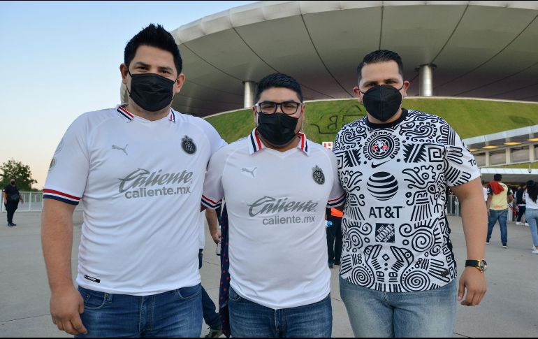 ASÍ SÍ. Abrazados tomándose la foto del recuerdo, atendiendo al llamado del Clásico sin Violencia. IMAGO7