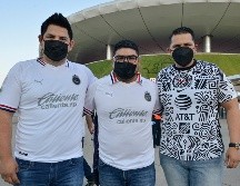 ASÍ SÍ. Abrazados tomándose la foto del recuerdo, atendiendo al llamado del Clásico sin Violencia. IMAGO7