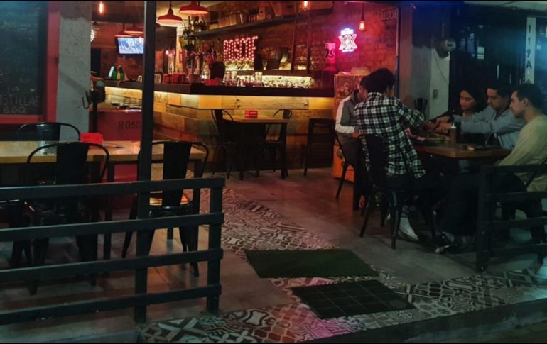 Una hora antes del partido aún estaban poco concurridos los bares y restaurantes de Avenida Chapultepec. EL INFORMADOR / M. NAVARRO