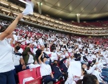 Ataviados con una camiseta blanca y con ánimo entusiasta, miles de niños fueron al Akron a apoyar a las Chivas. EL INFORMADOR/ D. REOS