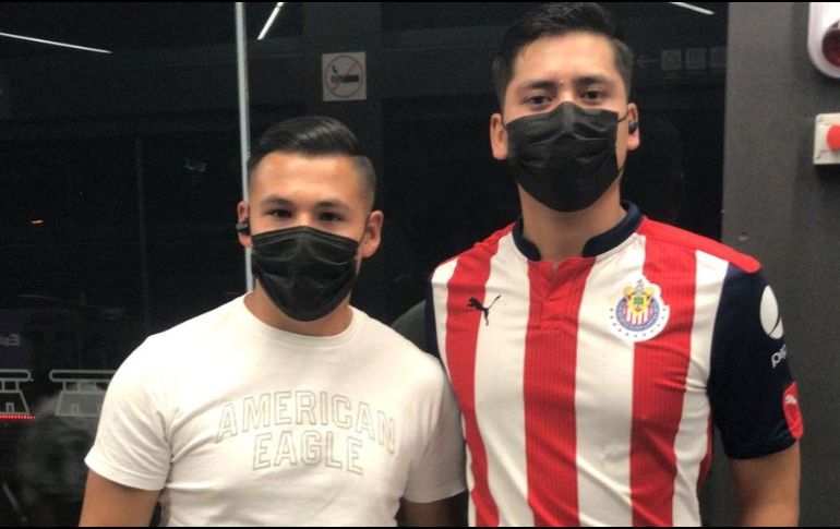Alberto Gutiérrez acudió a apoyar a las Chivas acompañado de su amigo; ambos viajaron en el Peribús. EL INFORMADOR/Y. Mora