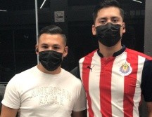Alberto Gutiérrez acudió a apoyar a las Chivas acompañado de su amigo; ambos viajaron en el Peribús. EL INFORMADOR/Y. Mora