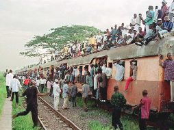 La Compañía Nacional de Ferrocarriles señaló que los pasajeros subieron de manera ilegal al tren de mercancías. AFP/Archivo