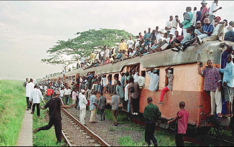 La Compañía Nacional de Ferrocarriles señaló que los pasajeros subieron de manera ilegal al tren de mercancías. AFP/Archivo