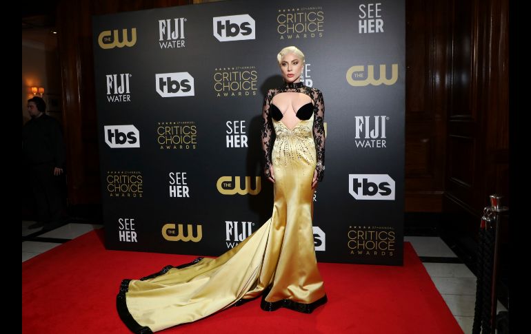 La actriz y cantante Lady Gaga robó miradas con este diseño arriesgado. AP