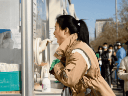 Estudio. Las autoridades de China incrementaron los módulos para realizar pruebas para detectar infectados por coronavirus. AFP