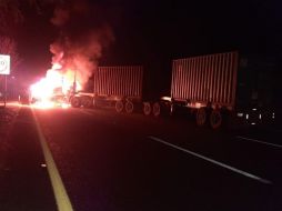Uno de los vehículos de carga pesada incendiados en el kilómetro  143+500 autopista (50) Acatlán de Juárez-Colima. ESPECIAL