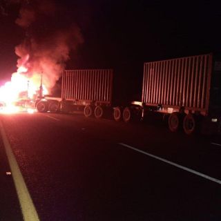 Reportan bloqueos en carretera de Colima