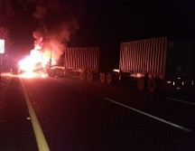 Uno de los vehículos de carga pesada incendiados en el kilómetro  143+500 autopista (50) Acatlán de Juárez-Colima. ESPECIAL