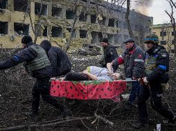 En la foto que se hizo viral se veía a la mujer acariciándose el vientre ensangrentado mientras los rescatistas la llevaban entre los escombros en la ciudad sitiada de Mariúpol. AP / ARCHIVO