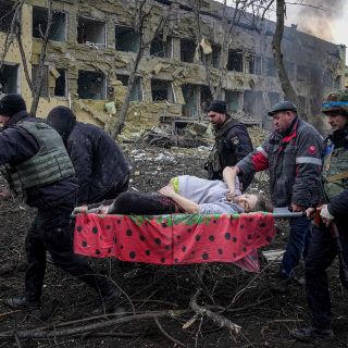 Muere mujer embarazada tras ataque ruso a maternidad