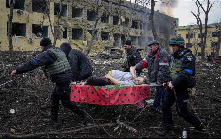 En la foto que se hizo viral se veía a la mujer acariciándose el vientre ensangrentado mientras los rescatistas la llevaban entre los escombros en la ciudad sitiada de Mariúpol. AP / ARCHIVO