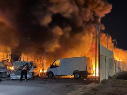 Incendio consume una chatarrera en El Salto