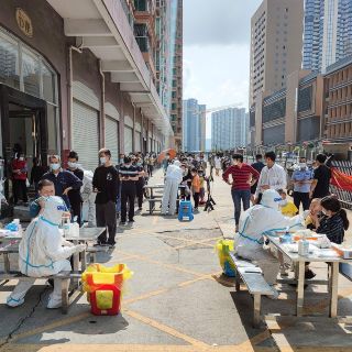 China confina grandes ciudades y cierra fábricas por brote de COVID