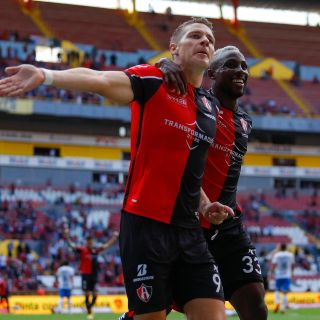 ¡Dupla letal! Delantera de Atlas luce superior a Chivas rumbo al Clásico Tapatío