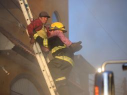 Rescatan a 15 personas de incendio en La Echeverría