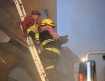 Rescatan a 15 personas de incendio en La Echeverría