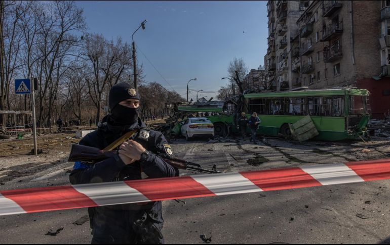 Si el conflicto se estancara, el PIB de Ucrania podría caer entre un 25 y un 35 por ciento, detalla el FMI en un estudio. EFE/R. Pilipey