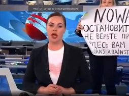 Mientras que la presentadora Ekaterina Andreieva hablaba, Ovsiannikova aparece por detrás con una pancarta que decía:  “No a la guerra. No se crean la propaganda. Aquí les están mintiendo.” ESPECIAL