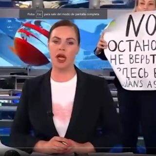 Rusia vs Ucrania: Manifestante contra invasión de Kiev irrumpe en noticiero ruso (VIDEO)